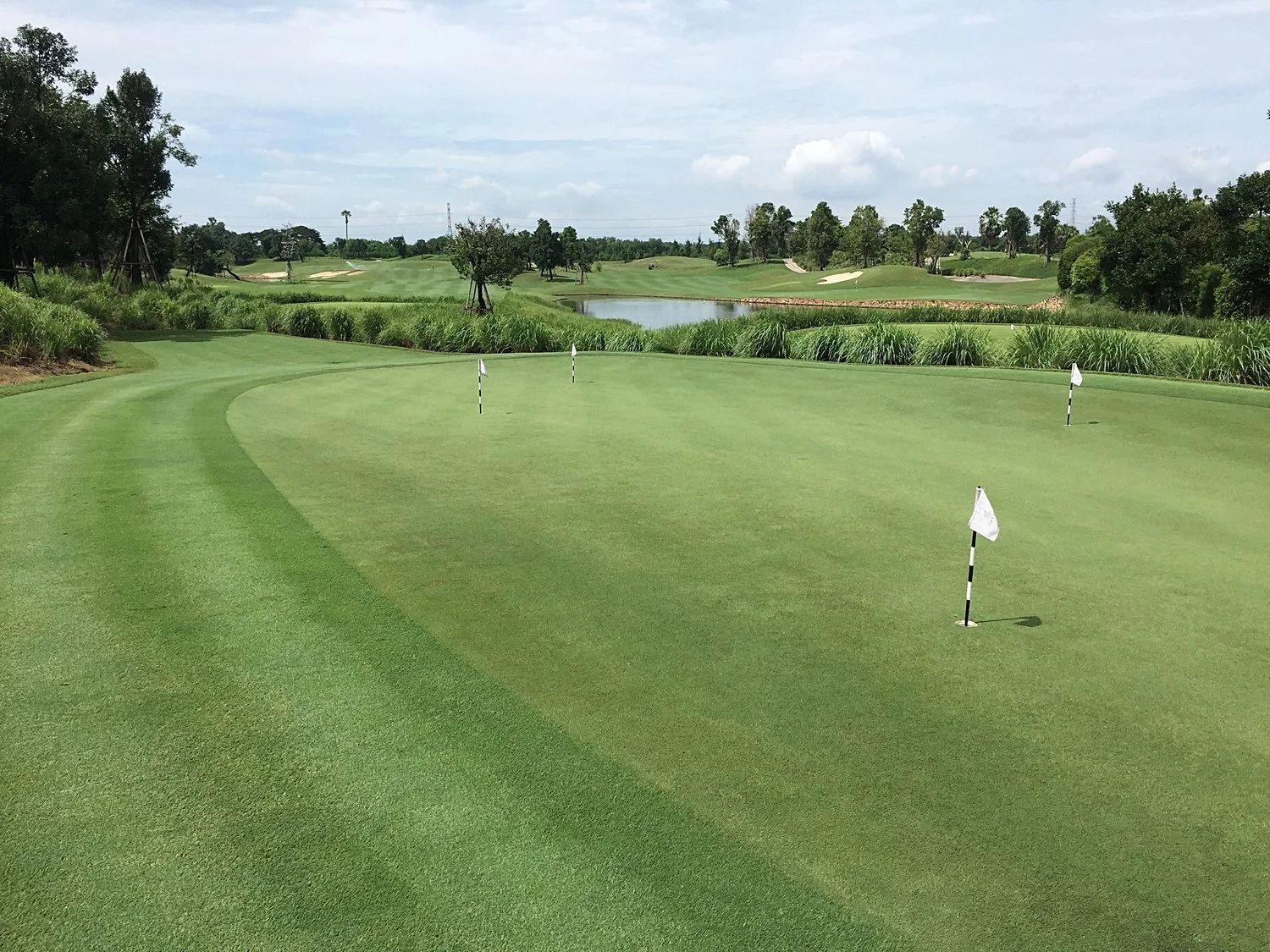 The hole 1 practice putting green at Nikanti Golf Club