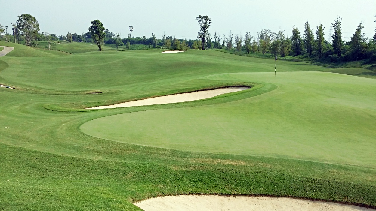 Undulating turf playing surfaces at Nikanti Golf Club