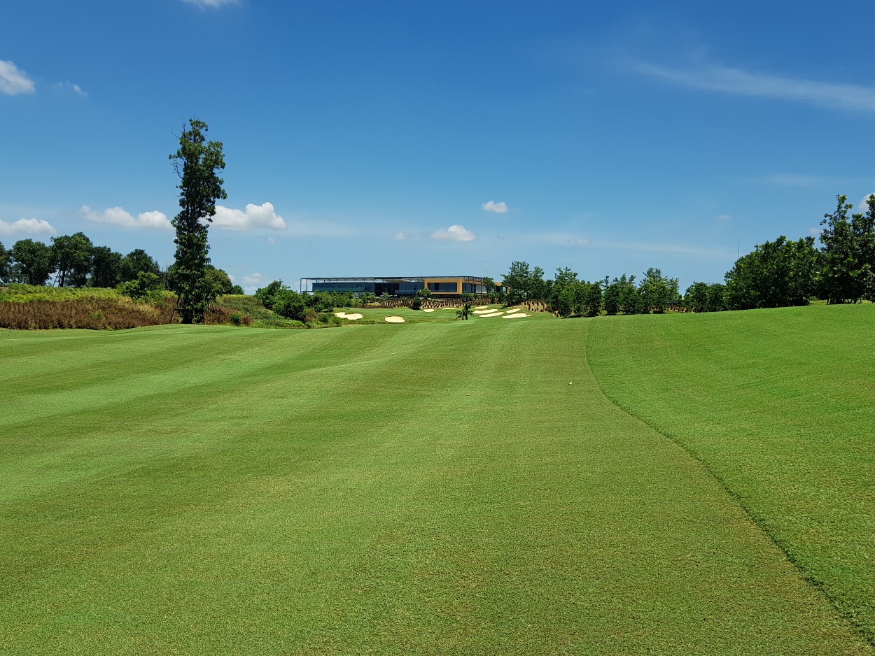 The 18th hole at Nikanti looking from fairway to green